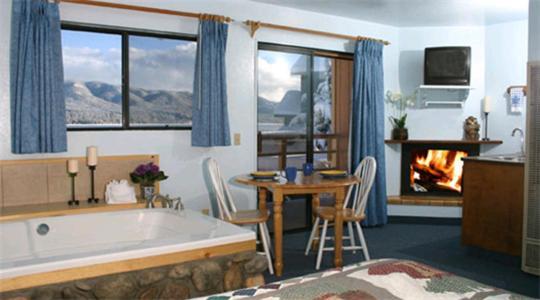 Big Bear Lakefront Lodge Room photo